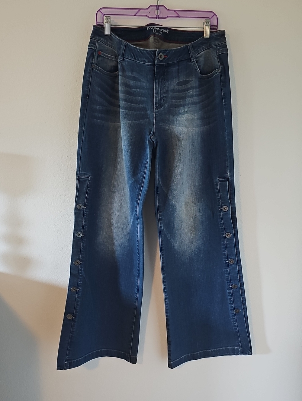 ●●PEACE LOVE WORLD BUTTON TRIM DISTRESSED JEANS NWOT S.US12●●